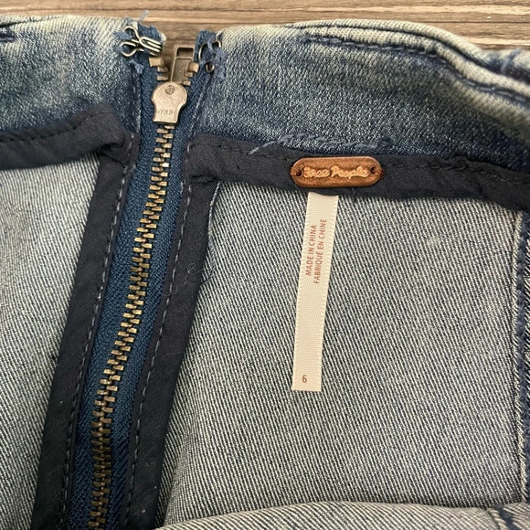 FREE PEOPLE MODERN FEMME LIGHT WASH DENIM JEAN MINI PENCIL SKIRT SZ 6 - Picture 3 of 5